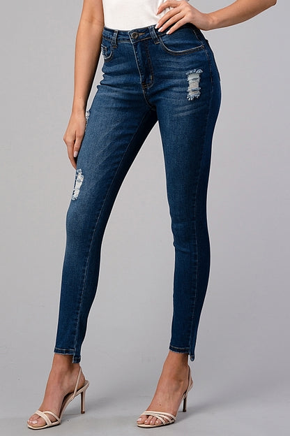 Juniors skinny denim jeans featuring distressed details and classic fit